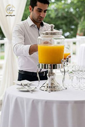 سرو سه نوع نوشیدنی سرد و طبیعی (آبمیوه)